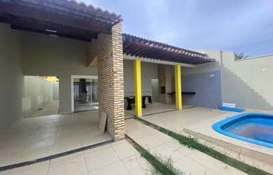 Imagem: A casa possui 2 Dormitórios e 4 Vagas na garagem e está localizado