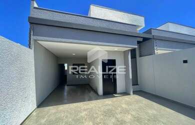 Imagem: A casa possui 3 Dormitórios, 2 Banheiros, 2 Vagas na garagem