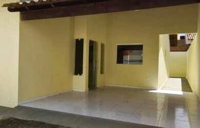 Imagem: A casa possui 3 Dormitórios, 1 Banheiro, 2 Vagas na garagem