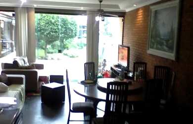 Imagem: A casa possui 4 Dormitórios, 5 Banheiros, 5 Vagas na garagem