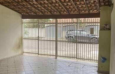 Imagem: A casa possui 2 Dormitórios, 2 Banheiros, 2 Vagas na garagem