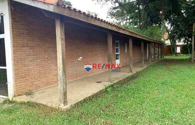 Imagem: A casa possui 4 Dormitórios, 4 Banheiros, 5 Vagas na garagem