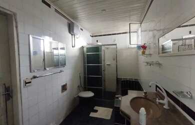 Imagem: A casa possui 3 Dormitórios, 1 Banheiro, 2 Vagas na garagem