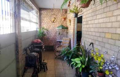 Imagem: A casa possui 3 Dormitórios, 2 Banheiros, 1 Vaga na garagem