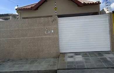 Imagem: A casa possui 3 Dormitórios, 2 Banheiros, 2 Vagas na garagem