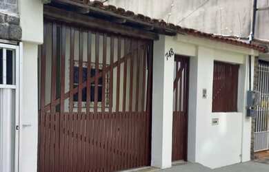 Imagem: A casa possui 4 Dormitórios, 3 Banheiros, 1 Vaga na garagem