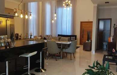 Imagem: A casa possui 3 Dormitórios, 4 Banheiros, 5 Vagas na garagem