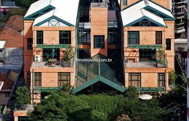 Imagem: O depósito para alugar possui 2 Vagas na garagem e 146m² de