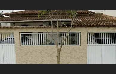 Imagem: A casa possui 3 Dormitórios, 2 Banheiros, 2 Vagas na garagem