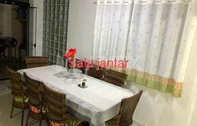 Imagem: A casa possui 3 Dormitórios, 3 Banheiros, 2 Vagas na garagem