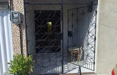 Imagem: A casa possui 1 Dormitório, 1 Banheiro, 1 Vaga na garagem e