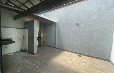 Imagem: A casa possui 3 Dormitórios, 1 Banheiro, 1 Vaga na garagem