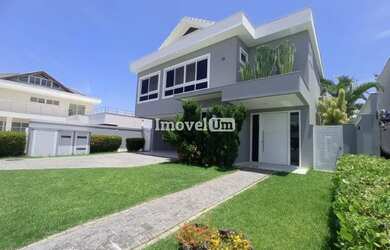 Imagem: A casa em condomínio possui 5 Dormitórios, 5 Banheiros, 4