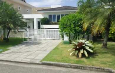 Imagem: A casa em condomínio à venda possui 4 Dormitórios, 5 Banheiros