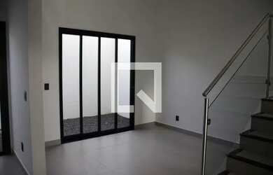 Imagem: A casa possui 2 Dormitórios, 3 Banheiros, 1 Vaga na garagem