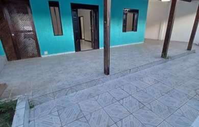 Imagem: A casa possui 3 Dormitórios, 4 Banheiros, 2 Vagas na garagem