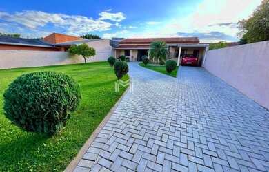 Imagem: A casa possui 4 Dormitórios, 2 Banheiros, 3 Vagas na garagem