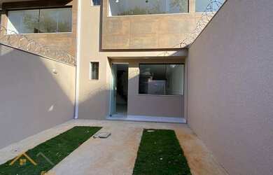 Imagem: A casa em condomínio possui 3 Dormitórios, 1 Banheiro, 2 Vagas