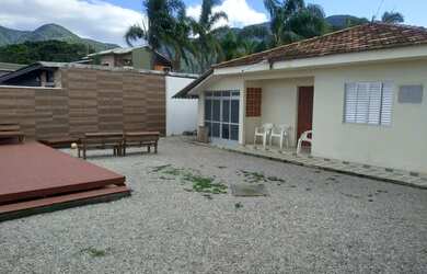 Imagem: A casa possui 3 Dormitórios, 2 Banheiros, 2 Vagas na garagem