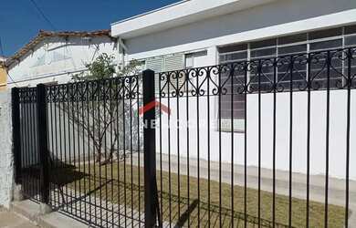 Imagem: A casa possui 2 Dormitórios, 1 Banheiro, 1 Vaga na garagem