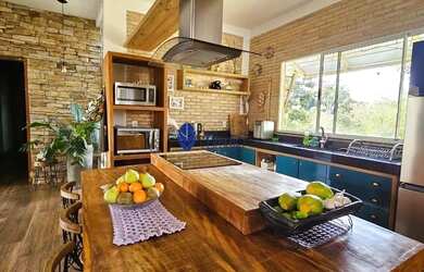 Imagem: A casa em condomínio possui 3 Dormitórios, 2 Banheiros, 3