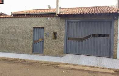 Imagem: A casa possui 3 Dormitórios, 2 Banheiros, 2 Vagas na garagem