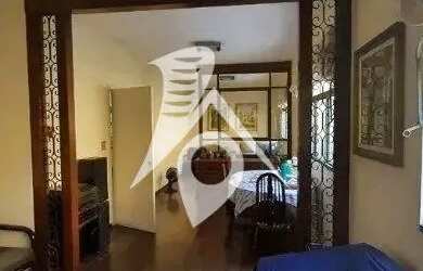 Imagem: A casa possui 4 Dormitórios, 4 Banheiros, 5 Vagas na garagem