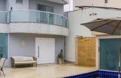 Imagem: A casa possui 5 Dormitórios, 5 Banheiros, 3 Vagas na garagem