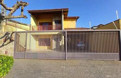 Imagem: A casa possui 3 Dormitórios, 4 Banheiros, 4 Vagas na garagem