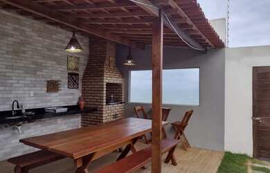 Imagem: A casa possui 3 Dormitórios, Acomodam 12 pessoas, 2 Vagas na