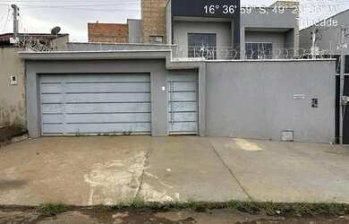 Imagem: A casa possui 3 Dormitórios, 1 Banheiro, 2 Vagas na garagem