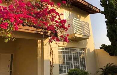 Imagem: A casa possui 3 Dormitórios, 2 Banheiros, 4 Vagas na garagem