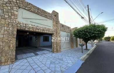 Imagem: A casa possui 3 Dormitórios, 4 Banheiros, 2 Vagas na garagem