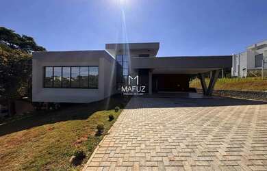 Imagem: A casa possui 4 Dormitórios, 5 Banheiros, 3 Vagas na garagem