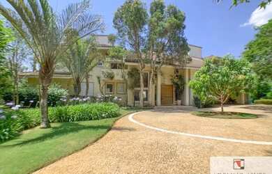 Imagem: A casa em condomínio possui 5 Dormitórios, 5 Banheiros, 909m²