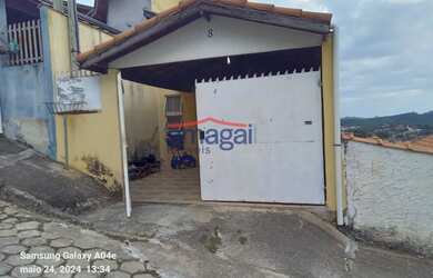 Imagem: A casa possui 2 Dormitórios, 1 Banheiro, 2 Vagas na garagem