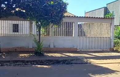 Imagem: A casa possui 3 Dormitórios, 2 Banheiros, 2 Vagas na garagem