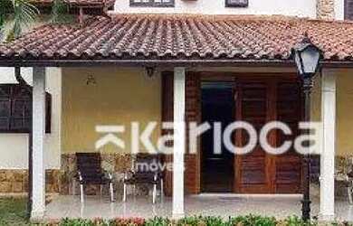 Imagem: A casa possui 4 Dormitórios, 5 Banheiros, 4 Vagas na garagem