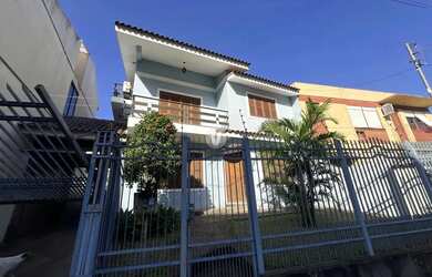 Imagem: A casa possui 4 Dormitórios, 4 Banheiros, 3 Vagas na garagem