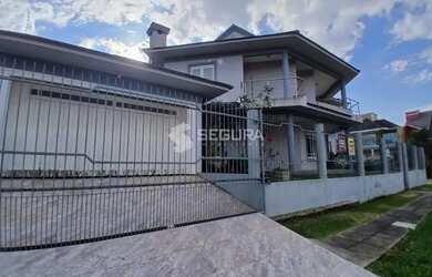 Imagem: A casa possui 3 Dormitórios, 2 Banheiros, 2 Vagas na garagem