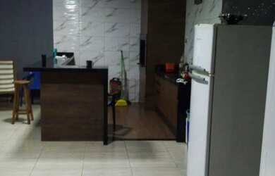 Imagem: A casa possui 1 Dormitório, 2 Banheiros, 2 Vagas na garagem