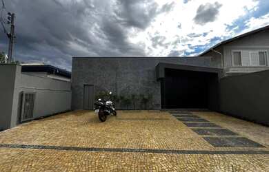 Imagem: O depósito possui 5 Vagas na garagem, 240m² de Área e está