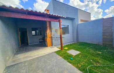 Imagem: A casa possui 3 Dormitórios, 1 Banheiro, 2 Vagas na garagem