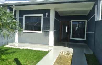 Imagem: A casa possui 3 Dormitórios, 1 Banheiro, 2 Vagas na garagem