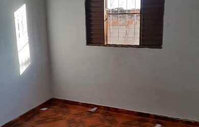 Imagem: A casa possui 3 Dormitórios, 1 Banheiro, 3 Vagas na garagem