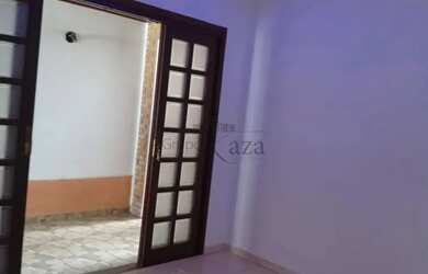 Imagem: A casa possui 2 Dormitórios, 2 Banheiros, 2 Vagas na garagem