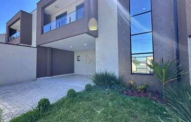 Imagem: A casa possui 3 Dormitórios, 2 Banheiros, 2 Vagas na garagem