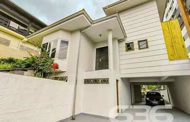 Imagem: A casa possui 3 Dormitórios, 4 Banheiros, 5 Vagas na garagem