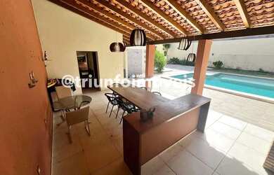 Imagem: A casa possui 5 Dormitórios, 3 Banheiros, 5 Vagas na garagem