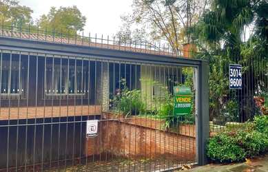 Imagem: A casa possui 4 Dormitórios, 3 Banheiros, 2 Vagas na garagem